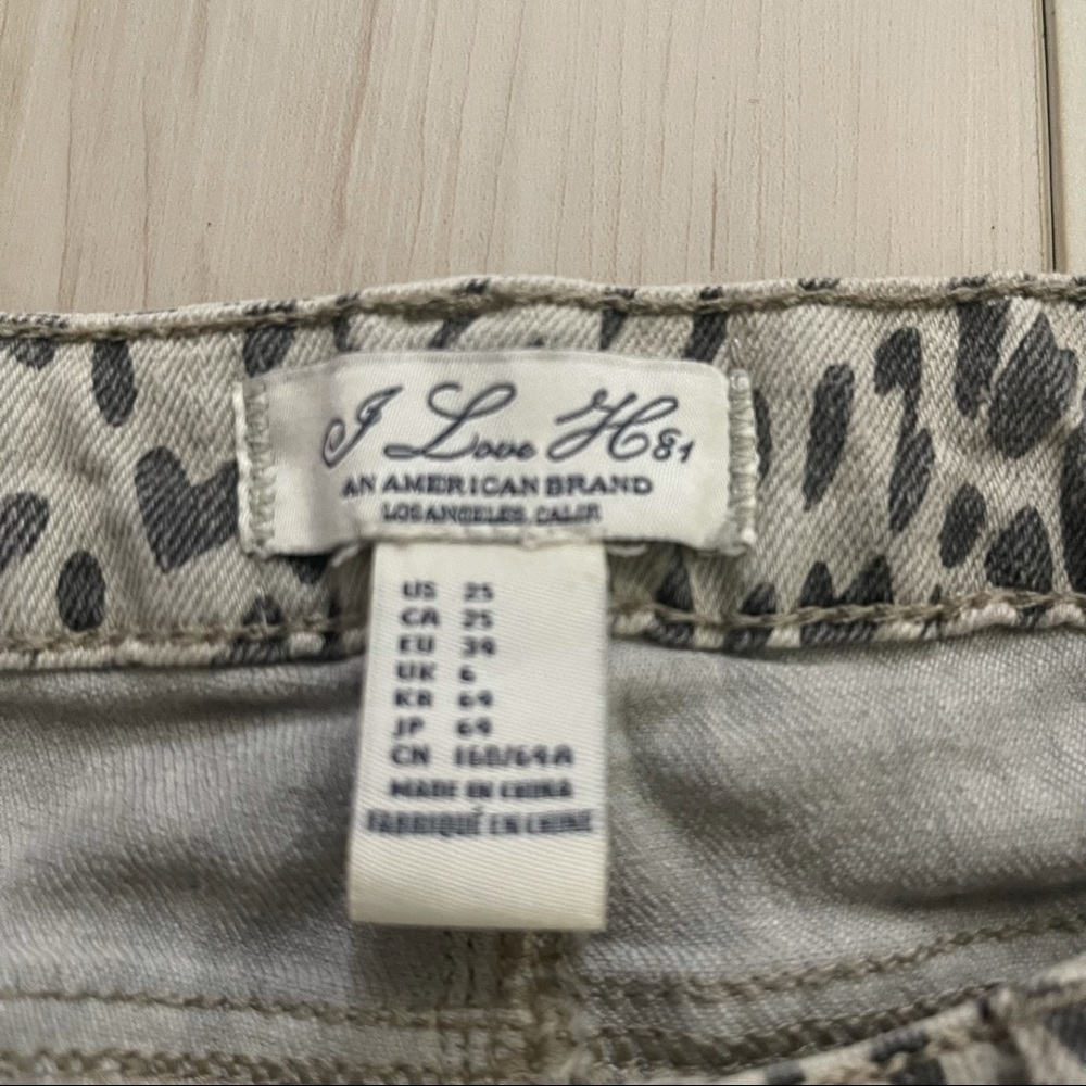 🌿I love H 81- Light washed gray Cheetah animal print skinny  jeans size 25🌿 - Picture 3 of 8
